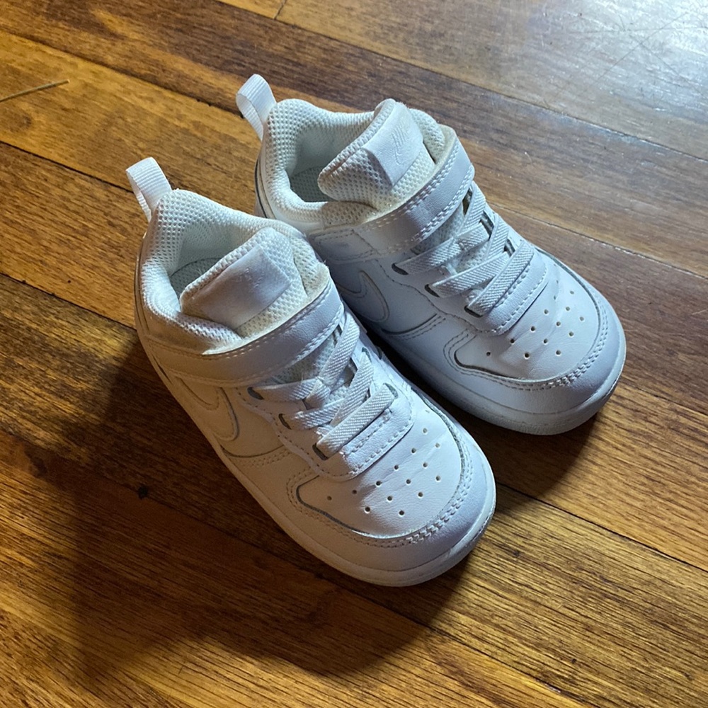 Gently used Nikes white size 7C